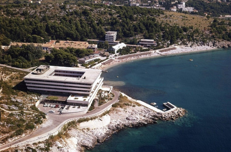 Заброшенные отели в туристическом городке Купари в Хорватии