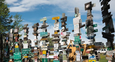 Необычный «Лес дорожных знаков» в городе Уотсон-Лейк в Канаде