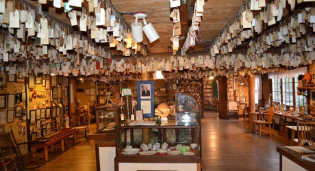 Уединенная гостиница Baldpate Inn – 30 000 ключей из разных уголков мира