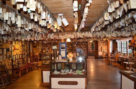 Уединенная гостиница Baldpate Inn – 30 000 ключей из разных уголков мира