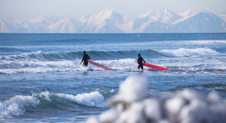 Лови волну: где покататься на серфинге в России