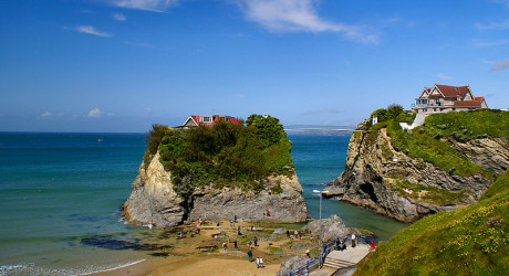 Уникальный дом на скалистом острове в Англии