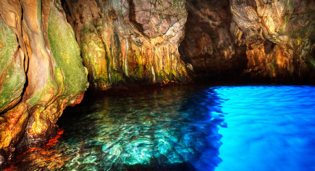 Голубой грот на северном берегу острова Капри в Италии