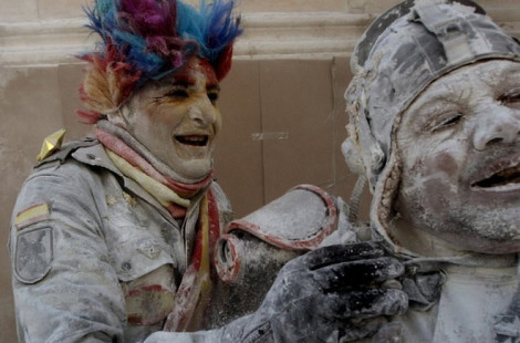 Дурацкие традиции: праздник  Els Enfarinats или День дурака