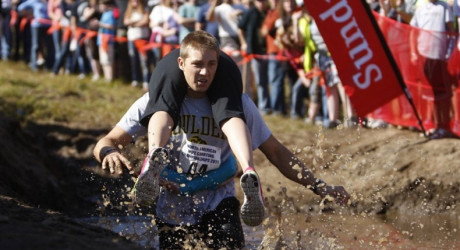 "Wife Carrying Championship" - Полоса препятствий с женой на плечах