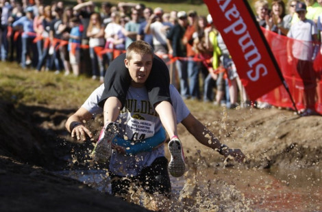 "Wife Carrying Championship" - Полоса препятствий с женой на плечах
