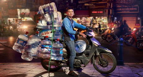 «Курьеры Ханоя и их удивительный багаж» – проект фотографа из Лондона