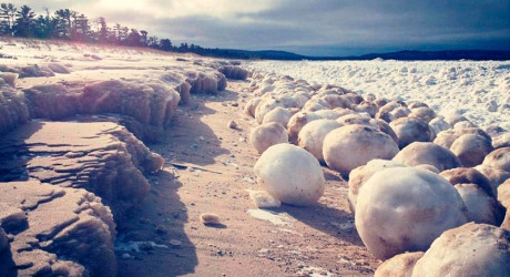 Необычные ледяные шары на озере Мичиган и на пляже Струми в Эстонии