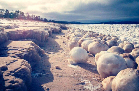Необычные ледяные шары на озере Мичиган и на пляже Струми в Эстонии