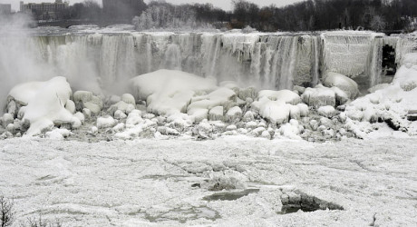 Впервые за 100 лет замёрз Ниагарский водопад