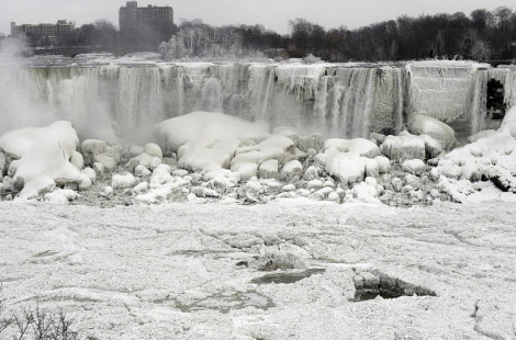 Впервые за 100 лет замёрз Ниагарский водопад
