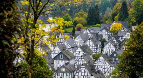 Фахверковые дома в историческом центре города Фройденберг в Германии