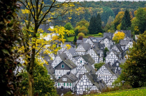 Фахверковые дома в историческом центре города Фройденберг в Германии