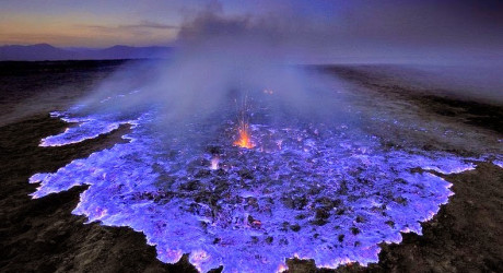 Кавах Иджен – обычный вулкан в Индонезии, который испускает синий огонь