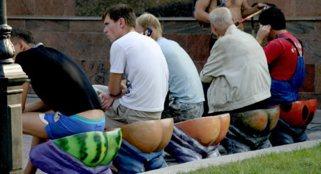 На каких лавочках нельзя семками плеваться?