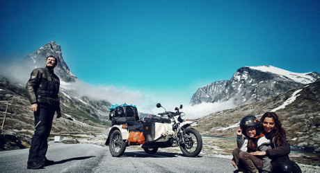 Румынский фотограф со своей семьёй проехал вокруг Европы на мотоцикле «Урал»