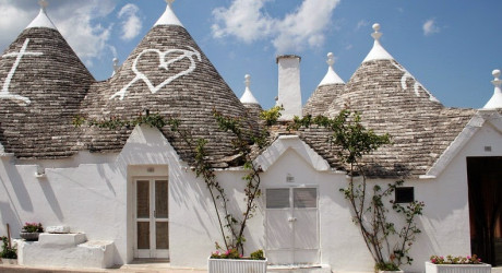 Трулло – обычные дома из известняка в городе Альберобелло в Италии
