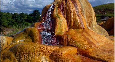 Искусственный гейзер возле города Аналавори на Мадагаскаре