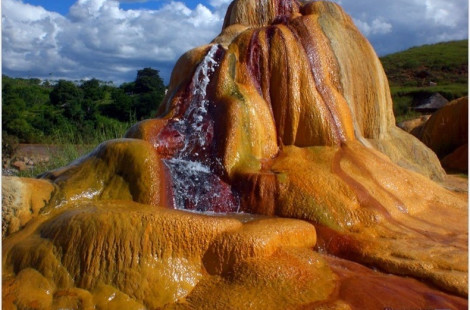Искусственный гейзер возле города Аналавори на Мадагаскаре