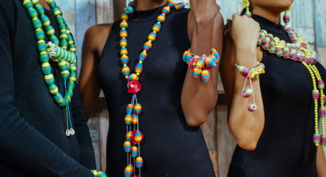 Почему женщины носят браслеты на левой руке?