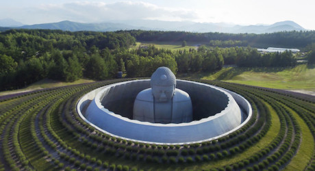 «Тайный Будда» на кладбище Макоманай Такино в Японии