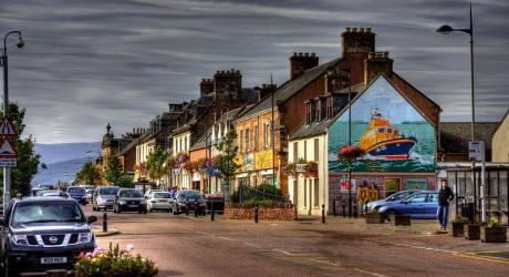 Красивые уличные картины городка Инвергордон в Шотландии