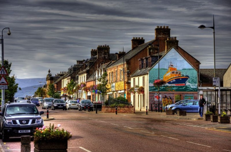 Красивые уличные картины городка Инвергордон в Шотландии