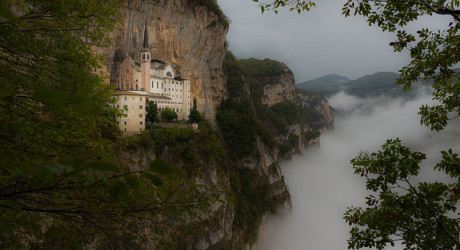Святилище Богоматери Короны – уникальный собор под отвесной скалой