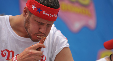 Как заработать 10 тысяч долларов за 10 минут? Ешьте хот-доги!