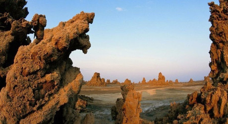 Соленое озеро Аббе – удивительное место, похожее на ландшафт другой планеты