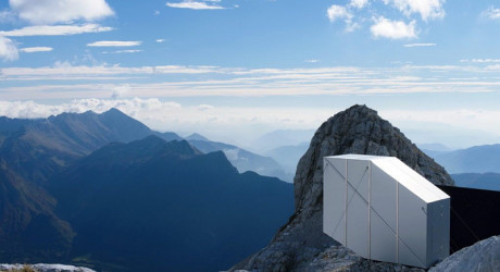 «Левитирующая» туристическая кабина на вершине горы Канин в Юлийских Альпах