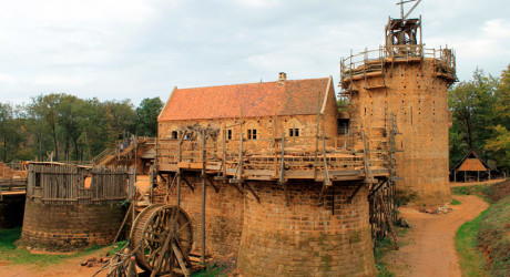 Геделон — средневековый замок во Франции, который строят сейчас