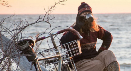 Ultra Romance – бородатый велопутешественник, отвергающий принцип "Работа - прежде всего"