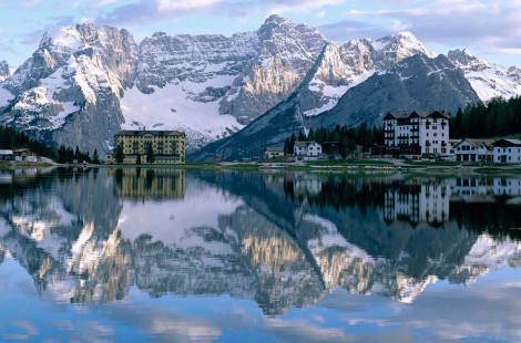 Зеркало водной глади озера Мизурина