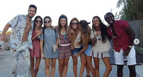 «Tinder-surfing» – молодой парень использует мобильное приложение для знакомств, чтобы не платить за отели