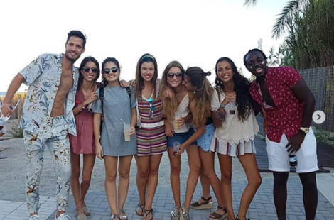 «Tinder-surfing» – молодой парень использует мобильное приложение для знакомств, чтобы не платить за отели