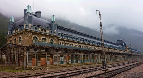 Заброшенный железнодорожный вокзал Канфранк у подножия Пиренейских гор