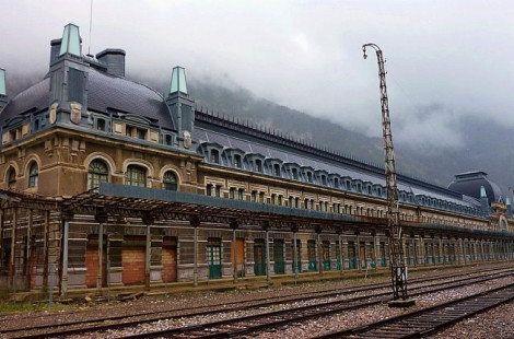 Заброшенный железнодорожный вокзал Канфранк у подножия Пиренейских гор