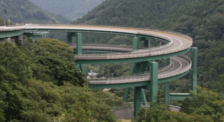 Винтовой мост Кавадзу-Нанадару в Японии