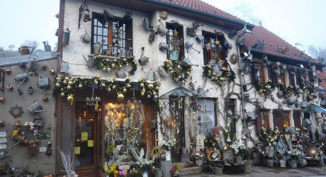 L’arroisoir – необычный цветочный магазин во Франции, который украшают 800 леек