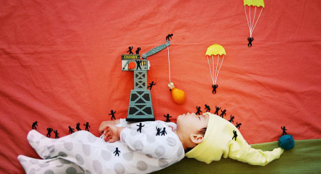 Китайская художница делает «живые» картины из спящих детей