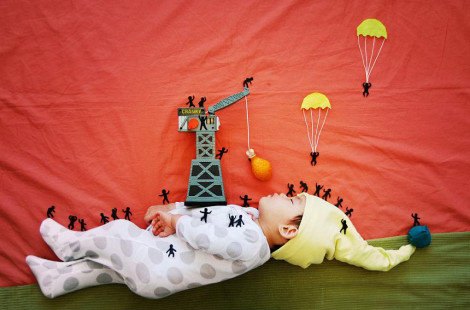 Китайская художница делает «живые» картины из спящих детей