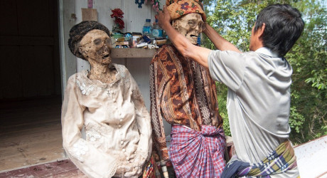 MaiNene или Церемония очищения трупов в Индонезии