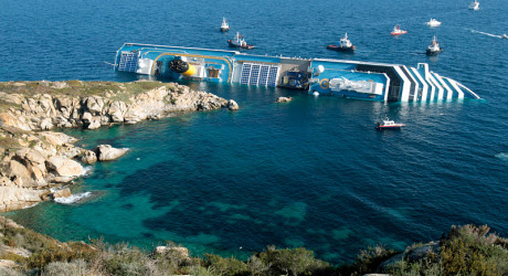 Лайнер Costa Concordia демонтируют в порту Генуи