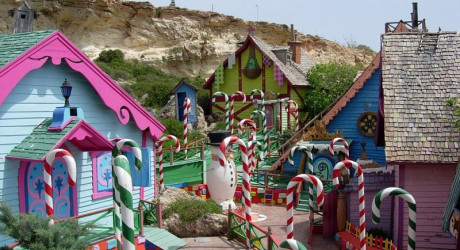 Красочная деревня Попай в бухте Анкор-Бэй на Мальте