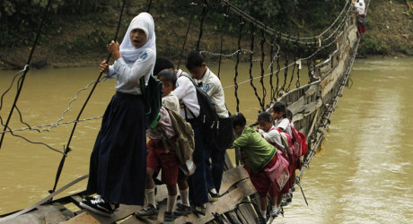 Путь до школы с риском для жизни