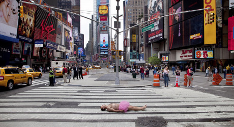 Муж надевает розовую пачку и путешествует по всему миру, чтобы рассмешить свою жену