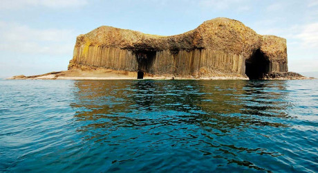 Захватывающие пещеры и скалы на острове Стаффа в Шотландии