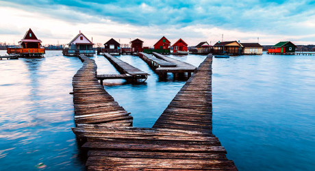 Необычная плавучая деревня в Венгрии