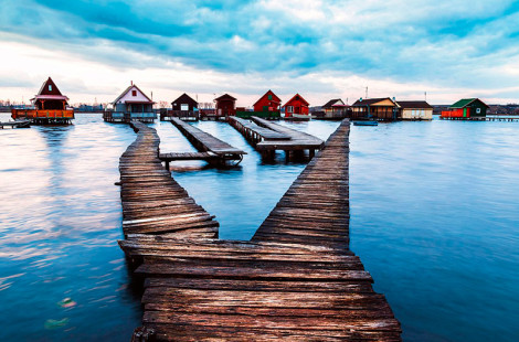 Необычная плавучая деревня в Венгрии